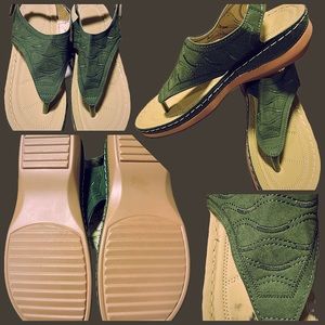 NWOT Sandals